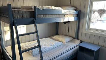3 bedrooms, WiFi (free), bed sheets