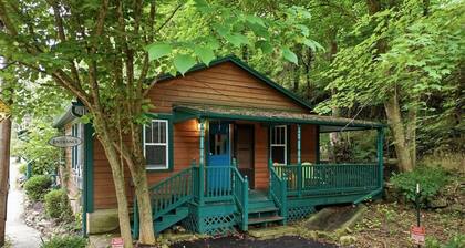 Downtown Apartment, Parking, King Bed, Sleeps 4!