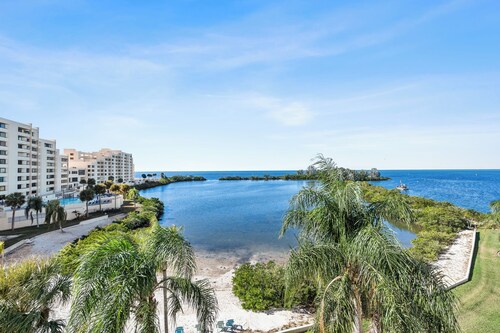 Gulf view 2-bed 2-bath condo in Hudson, 40 minutes outside Tampa, beach access