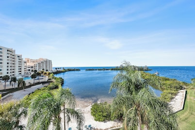 Gulf view 2-bed 2-bath condo in Hudson, 40 minutes outside Tampa, beach access