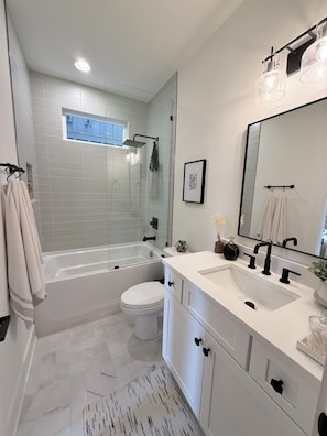 Hair dryer, towels, soap, toilet paper - Music City Daze - Downtown Room w/ Private Entry! (Nashville)