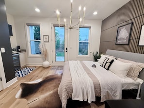 Iron/ironing board, WiFi, bed sheets - Music City Daze - Downtown Room w/ Private Entry! (Nashville)