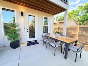 Outdoor dining - Music City Daze - Downtown Room w/ Private Entry! (Nashville)