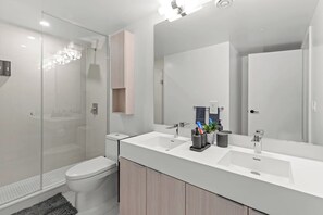 Dusche, Haartrockner, Seife, Shampoo