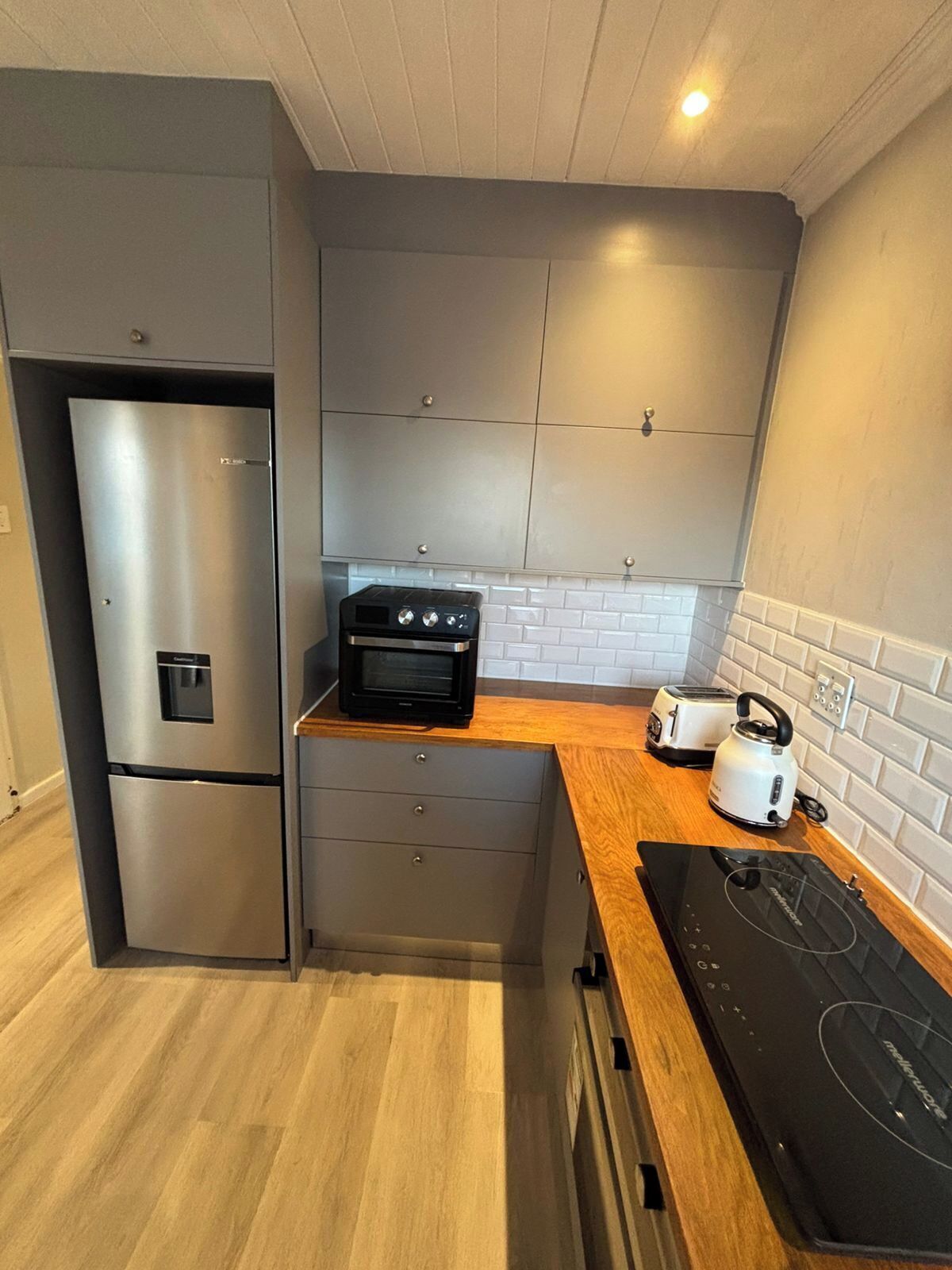 Réfrigérateur, un four, surface de cuisson, grille-pain