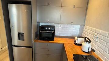 Réfrigérateur, un four, surface de cuisson, grille-pain