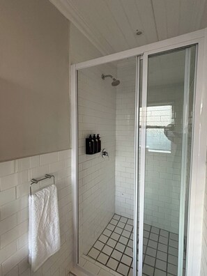 Bathroom - Cosy Central Studio for Two — Free Parking & WiFi (Stellenbosch)