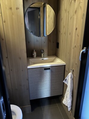 Een douche, een haardroger, handdoeken