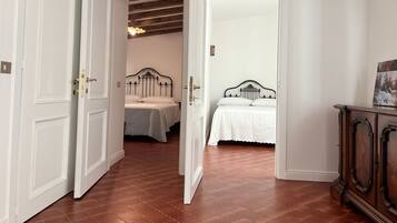 In-room safe, laptop workspace, soundproofing, free WiFi