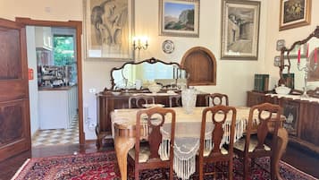 Classic Room, City View | Dining