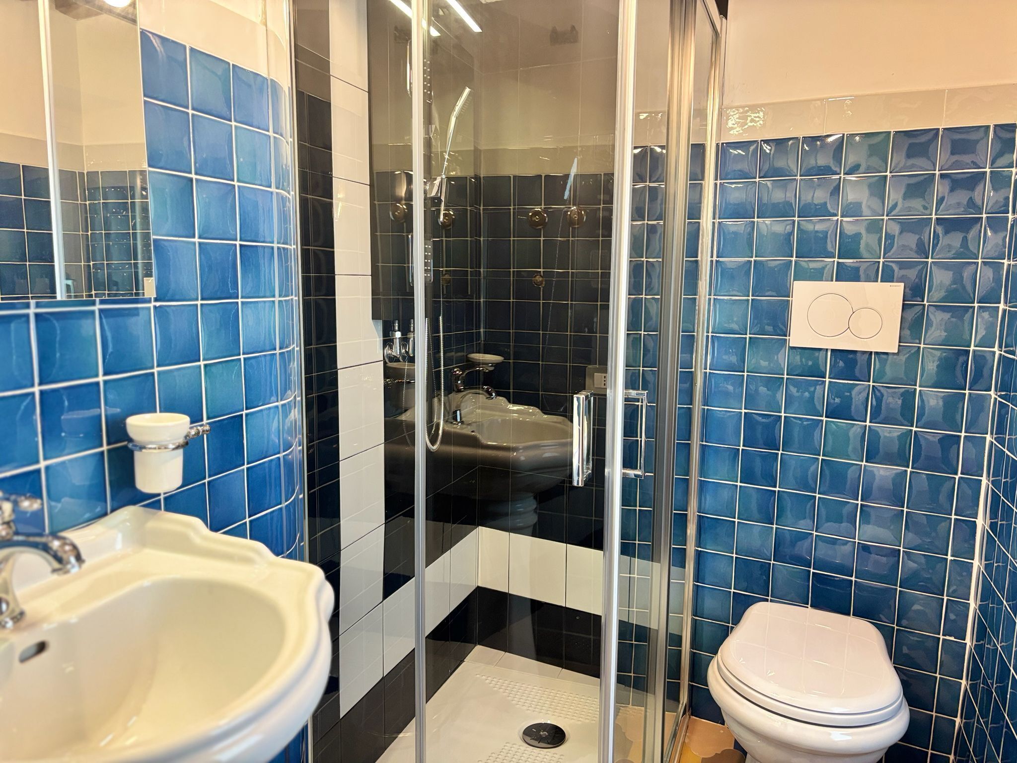 Suite Superior, vista montagna | Bagno | Vasca e doccia separate, asciugacapelli, pantofole, asciugamani