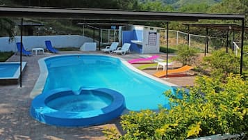 2 outdoor pools