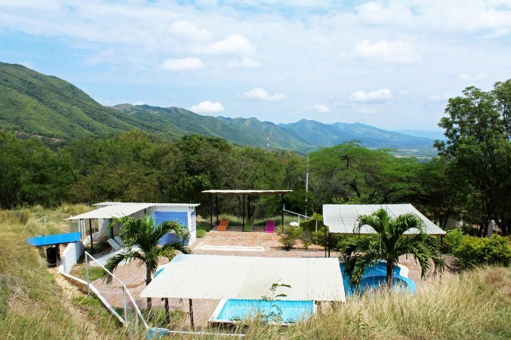 2 outdoor pools