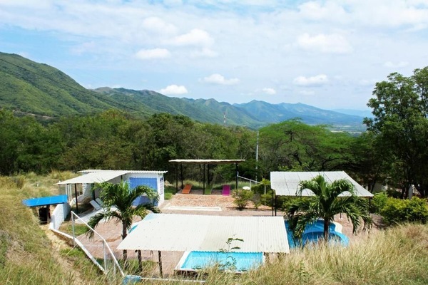2 outdoor pools