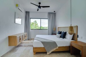 Tabla de planchar con plancha, wifi, ropa de cama
