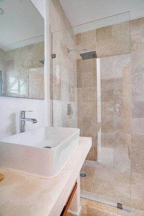 Dusche, Haartrockner, Shampoo