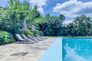 Una piscina al aire libre