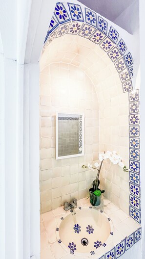 Standard Double Room | Bathroom - Refugio del Colibrí (Colonia Huilotepec)