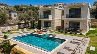 Kaş Yarımada’da Balkonlu 1+1 Villa