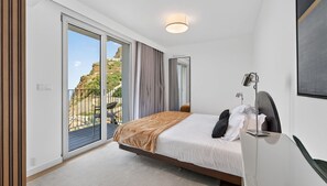 Iron/ironing board, travel cot, free WiFi, bed sheets - Luxen 7 by LovelyStay (Câmara De Lobos)