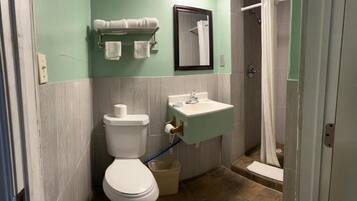 Standard Room, 1 Queen Bed, Non Smoking | Bathroom | Designer toiletries, towels, soap, shampoo
