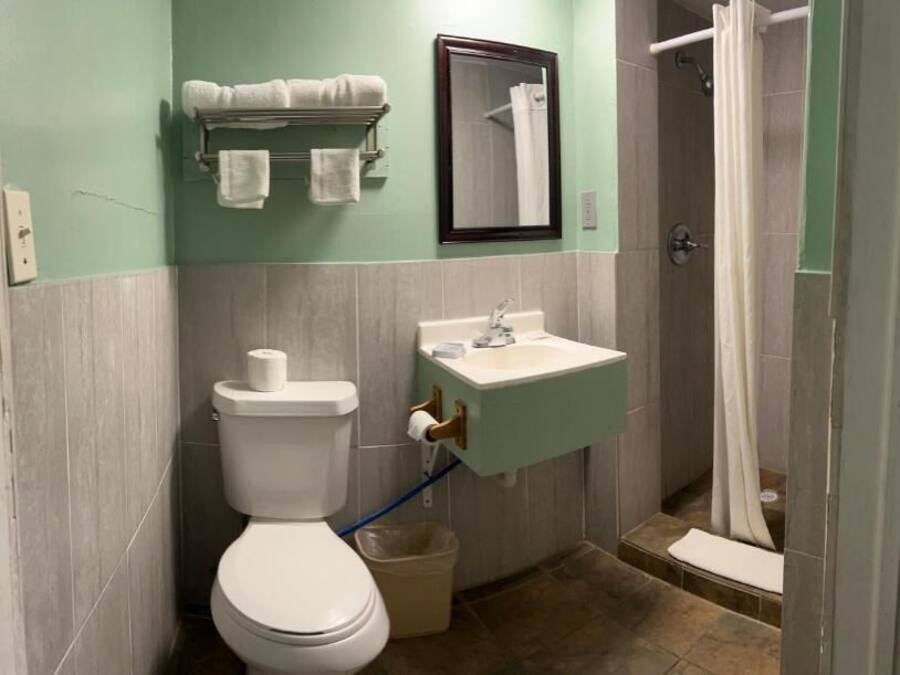 Ein Badezimmer mit Toilette, Waschbecken und Dusche.