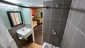 Standard Double Room, Smoking | Bilik Mandi | Kelengkapan dandanan diri berjenama, tuala disediakan, sabun, syampu