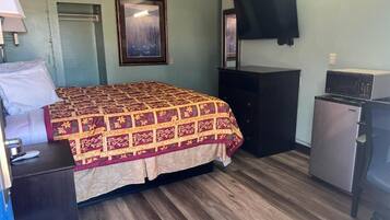 Single Room, 1 King Bed, Non Smoking | Pillowtop beds, desk, laptop workspace, free WiFi