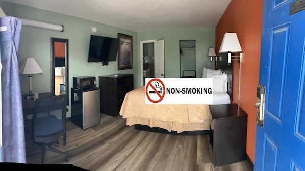 Single Room, 1 King Bed, Non Smoking | Pillowtop beds, desk, laptop workspace, free WiFi - Town & Country Motel (Sioux City)