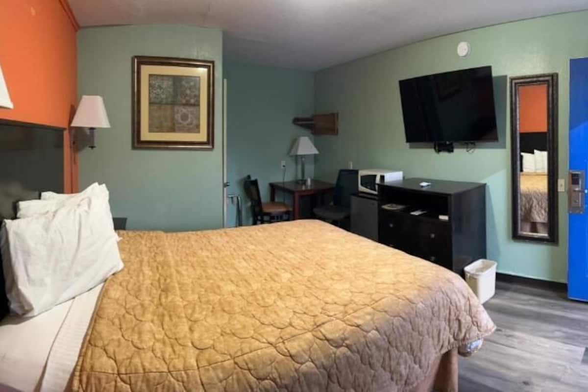Standard Room, 1 Queen Bed, Non Smoking | Pillowtop beds, desk, laptop workspace, WiFi (free)