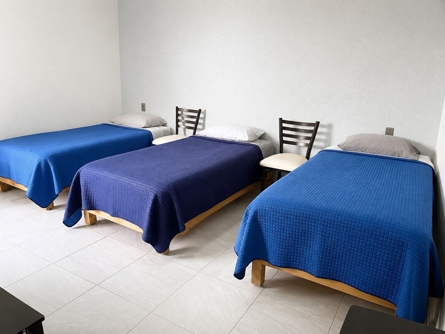 Habitación triple, baño privado | Tabla de planchar con plancha 