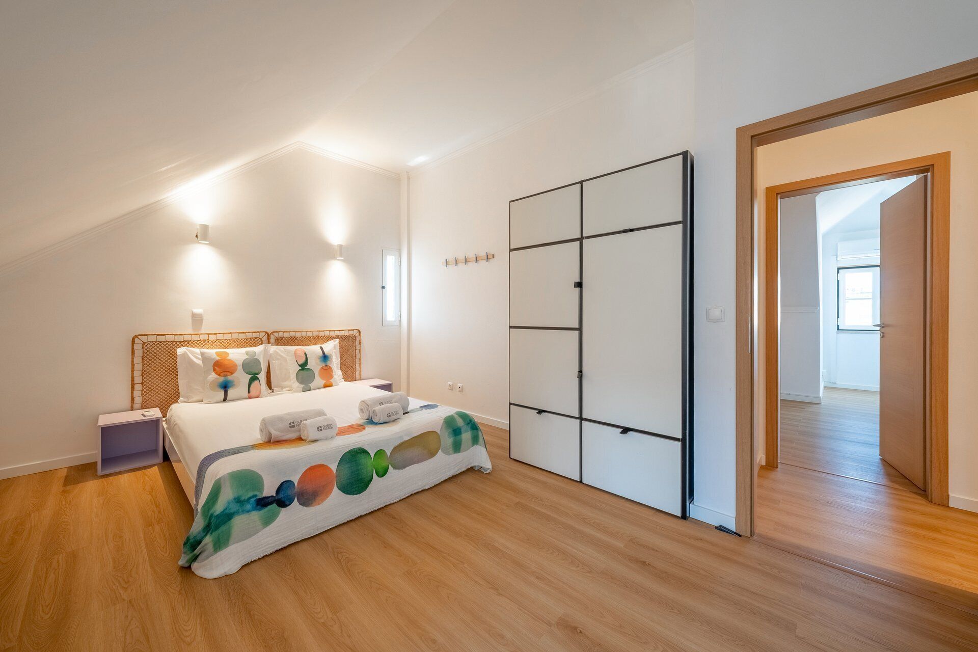 Iron/ironing board, Internet, bed sheets