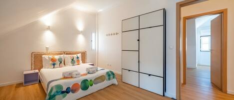 Iron/ironing board, Internet, bed sheets