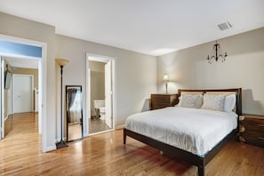 Room - Large Bedroom in CrystalCity - DCA - Walk to Metro (Arlington)