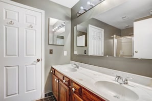 Bathroom - Master Bedroom in CrystalCity, DCA - Walk to Metro (Arlington)