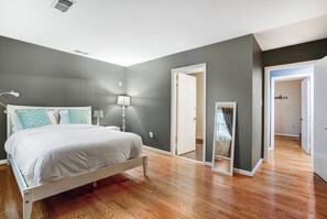 Room - Master Bedroom in CrystalCity, DCA - Walk to Metro (Arlington)