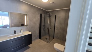 Bathroom - Skottinden view, Lofoten (Ballstad)
