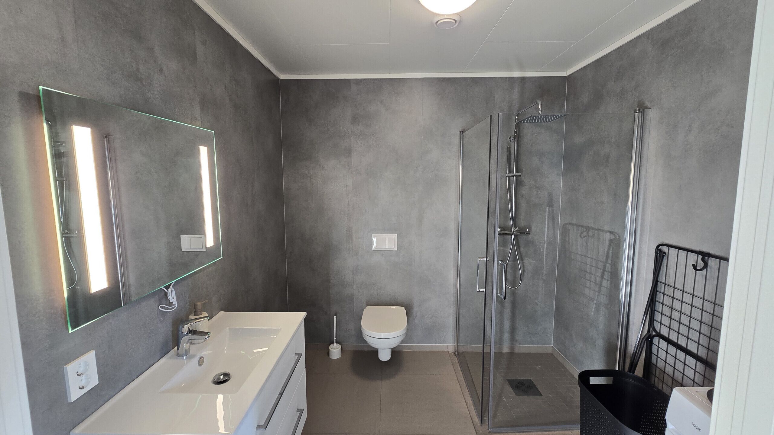 Shower, towels