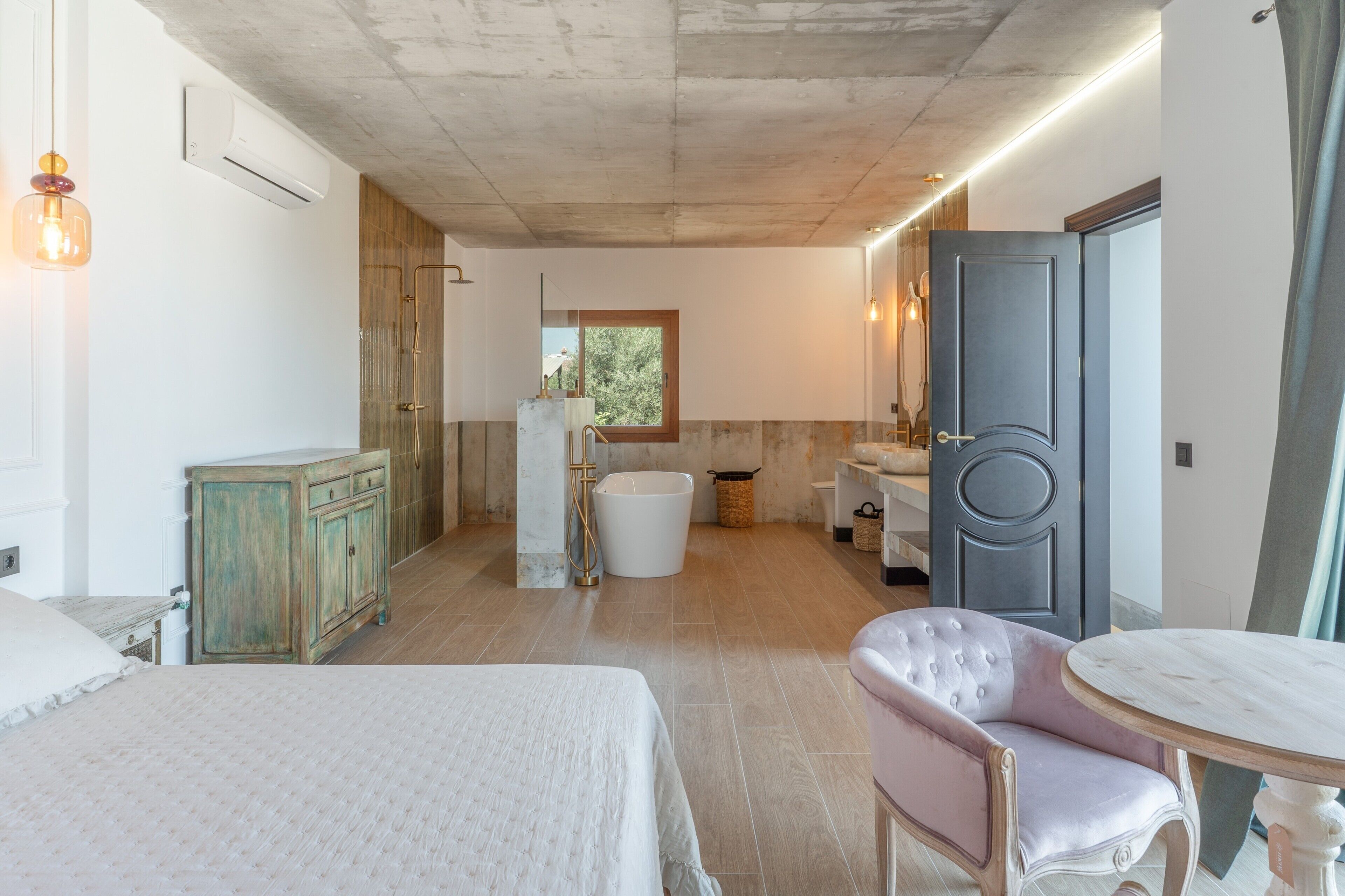5 bedrooms, iron/ironing board, WiFi, bed sheets