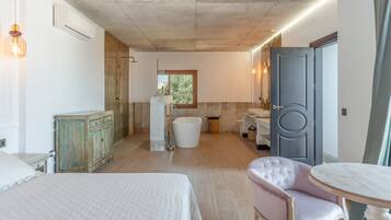 5 bedrooms, iron/ironing board, WiFi, bed sheets