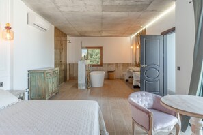 5 bedrooms, iron/ironing board, WiFi, bed sheets