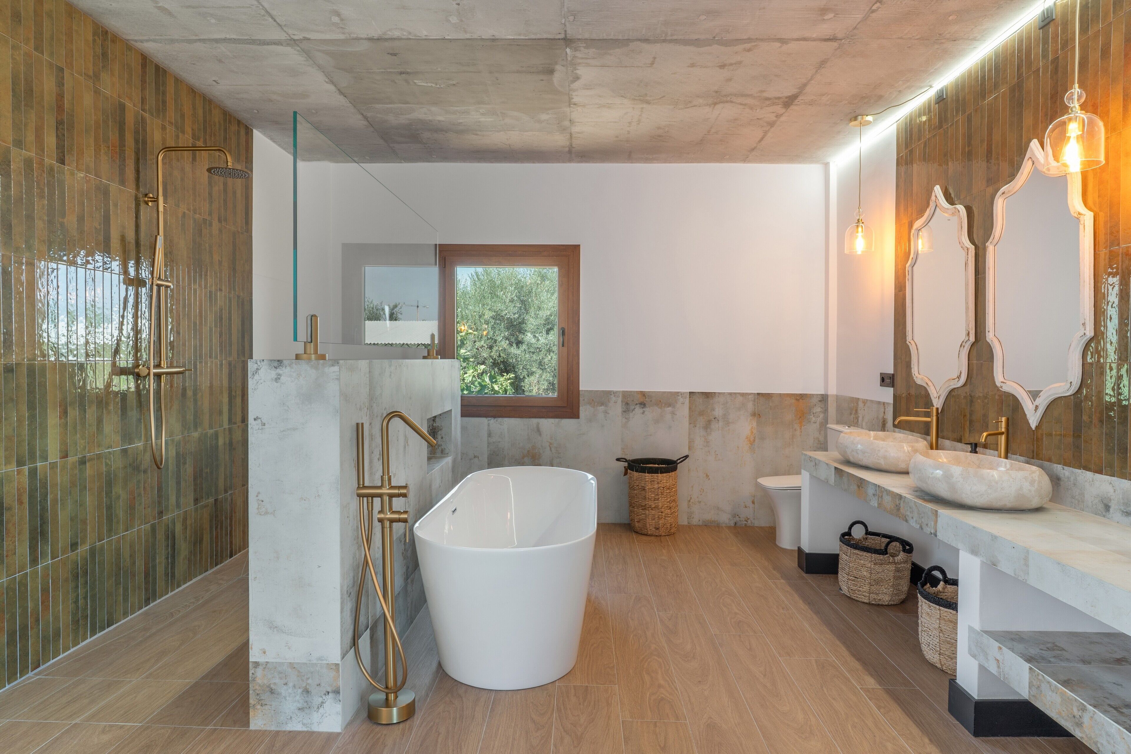 Douche, sèche-cheveux, serviettes fournies