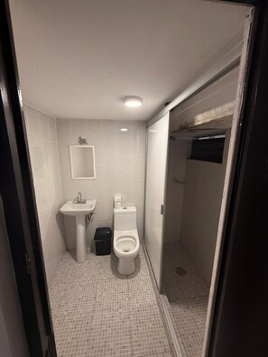 Basic-Dreibettzimmer | Badezimmer | Dusche, Handtücher, Seife, Shampoo