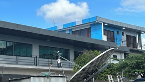 Un edifici modern amb teulada plana i grans finestres.
