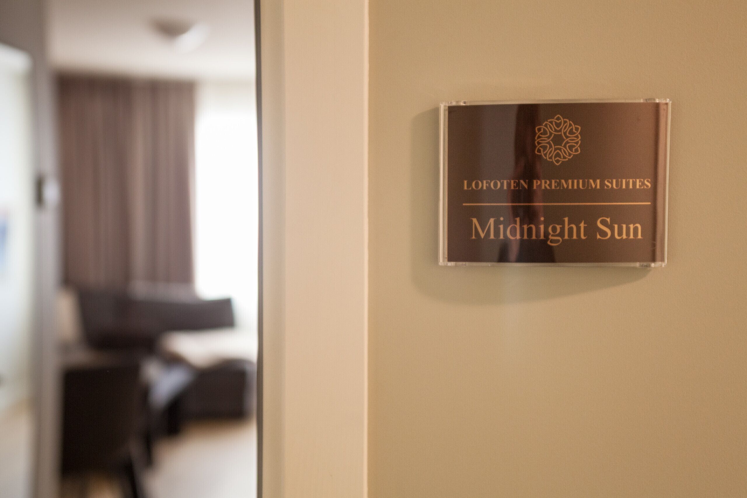Un cartel que dice 'Midnight Sun' en Lofoten Premium Suites.