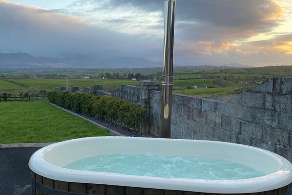Outdoor spa tub - Studio Sleeps 2 -private Hot Tub -enclosed Garden (Killarney)