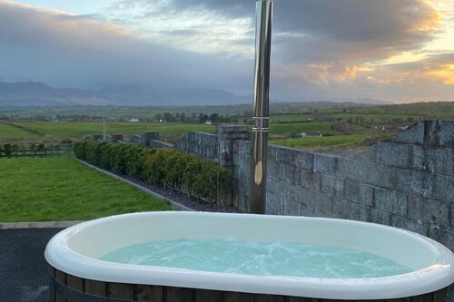 Studio Sleeps 2 -private Hot Tub -enclosed Garden