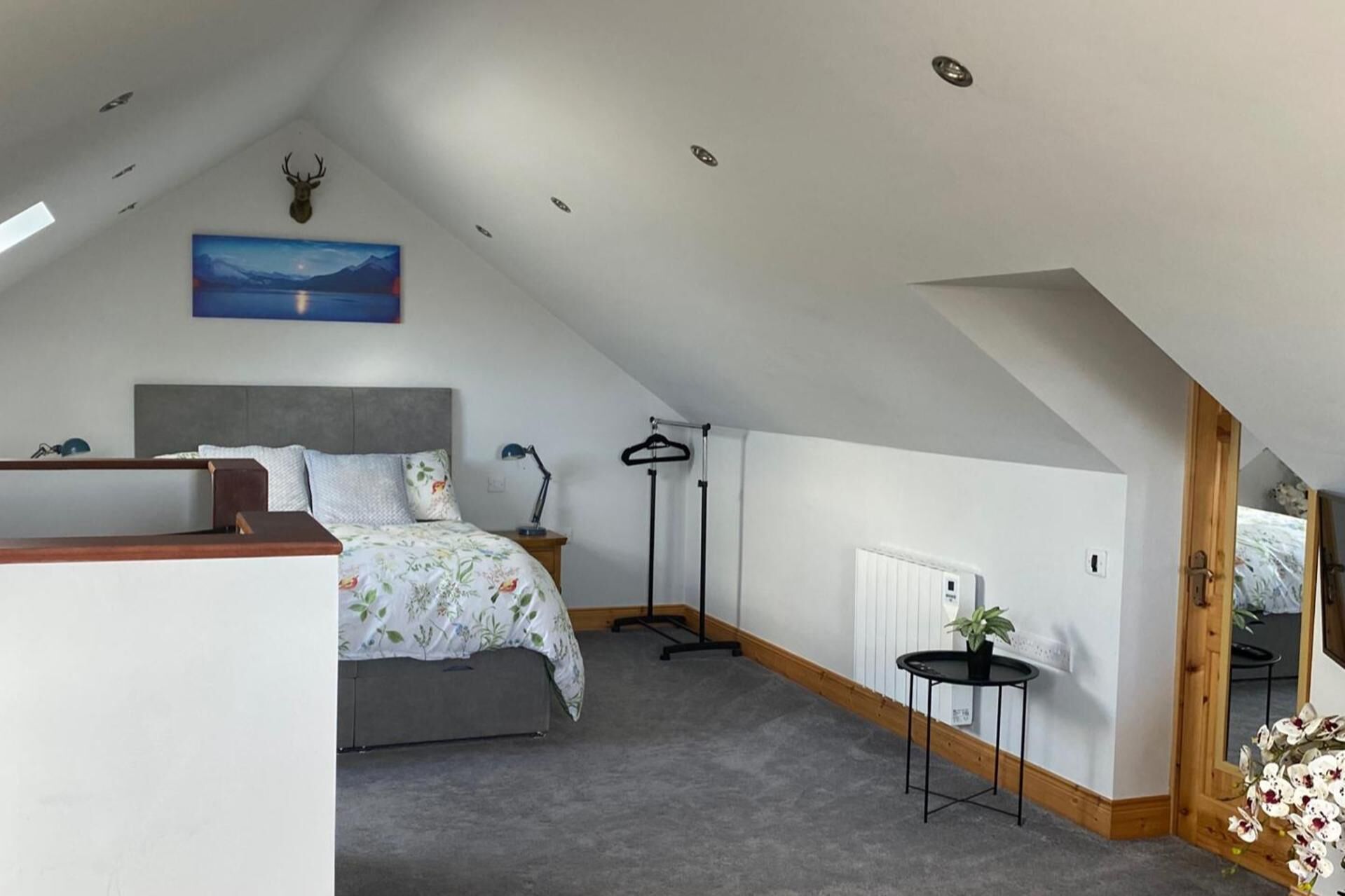 Tabla de planchar con plancha, wifi gratis y ropa de cama 