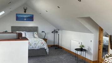 Tabla de planchar con plancha, wifi gratis y ropa de cama