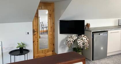 Studio Sleeps 2 -private Hot Tub -enclosed Garden
